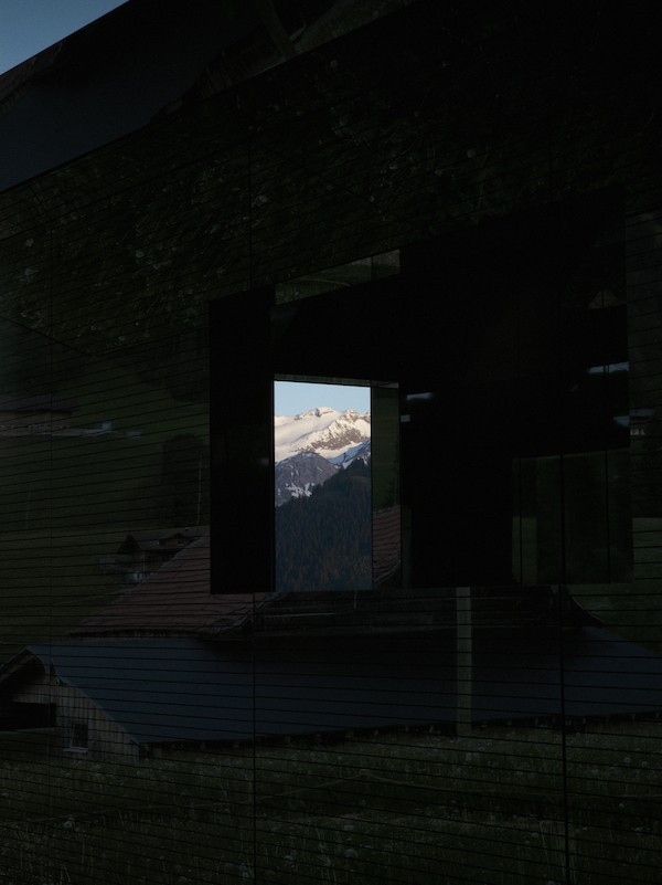 MIRAGE: Artist Doug Aitken’s Reflections On the Ranch-Style Home
